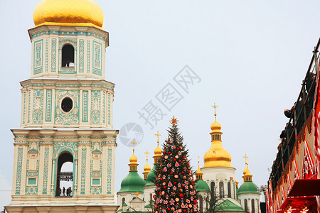 乌克兰基辅索菲亚广场的圣诞市场主要基辅新年树和圣索菲亚大图片