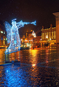 圣诞之夜维尔纽斯老城广场白化天使立图片