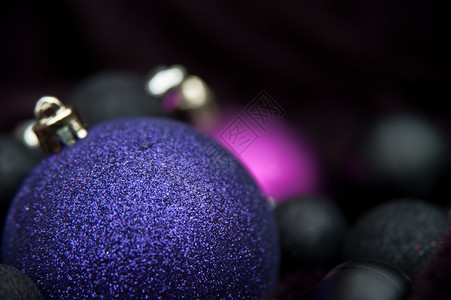 紫色圣诞装饰品黑背景图片