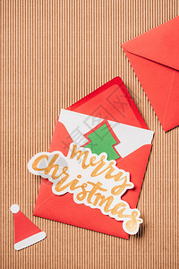 喜悦信封和在表面写明快乐圣诞图片