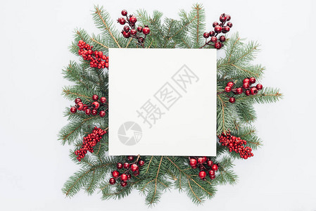 松树花圈的顶部视图带有圣诞装饰品和白图片