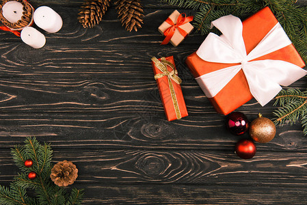 礼品箱圣诞球和木质表面的图片