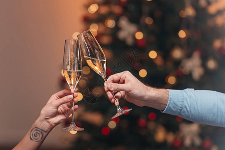 在圣诞节时用香槟和两杯图片