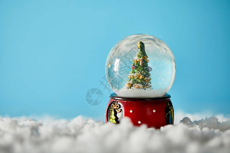 雪球中的圣诞树站在图片