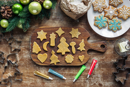 用于圣诞饼干面包店的生面团食品级墨水和木制桌面上的圣诞花图片