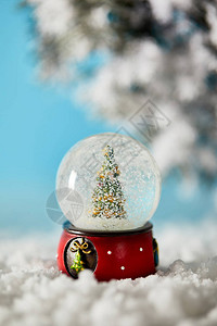 雪球中的装饰圣诞树雪球在蓝色上站立图片