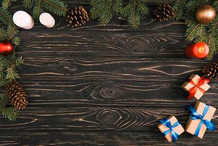 圣诞礼物蜡烛和冷杉树枝的顶视图图片