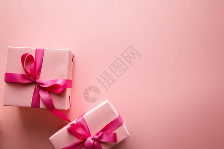 粉红色背景上带刺的礼背景图片