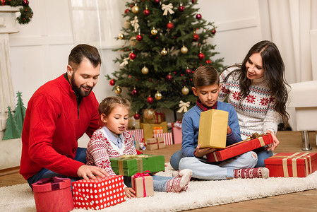 有两个孩子在家一起开圣诞礼物的幸福家图片