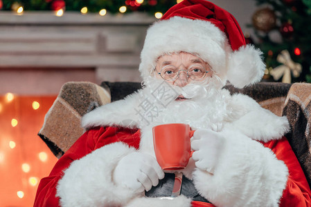 穿着传统红装坐在扶椅上喝咖啡图片