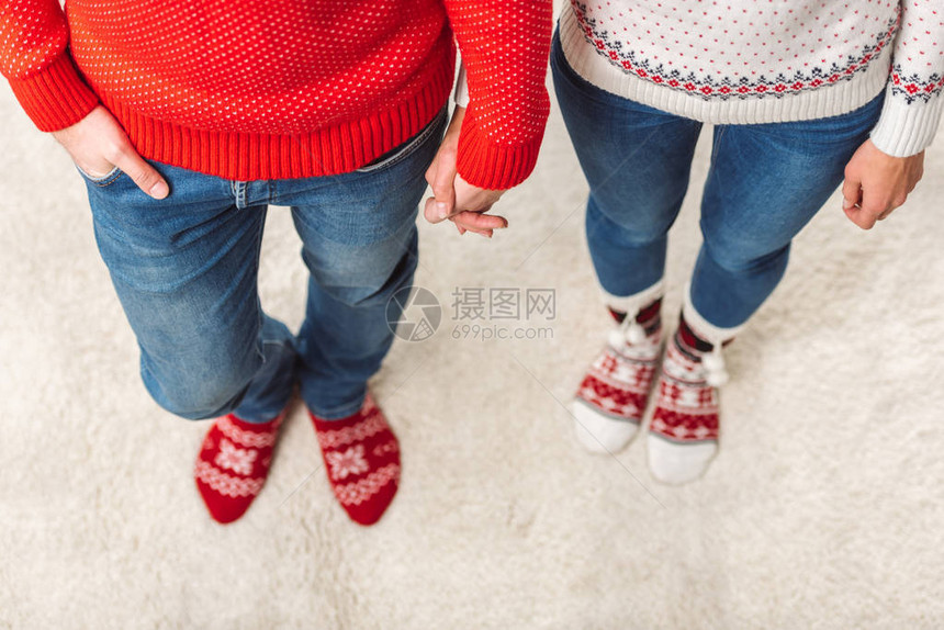 穿着针织袜的年轻夫妇手牵的短片图片