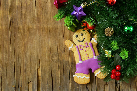 传统圣诞姜饼人有节日装饰和圣诞树图片