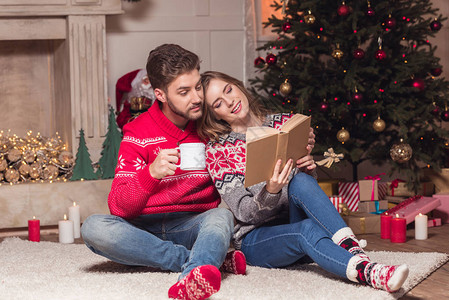 快乐的年轻夫妇在圣诞节图片