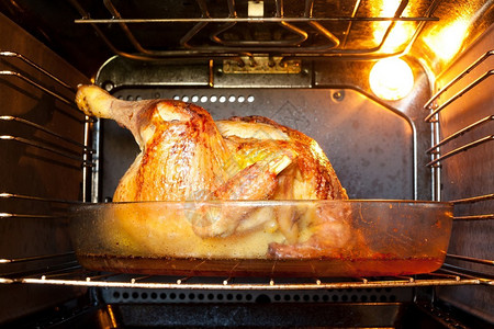 阉鸡在烤箱中烹制的传统烤圣诞鸭背景