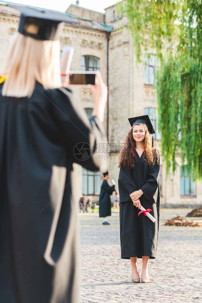 女生在大学毕业时片面拍摄有文凭的同班学图片