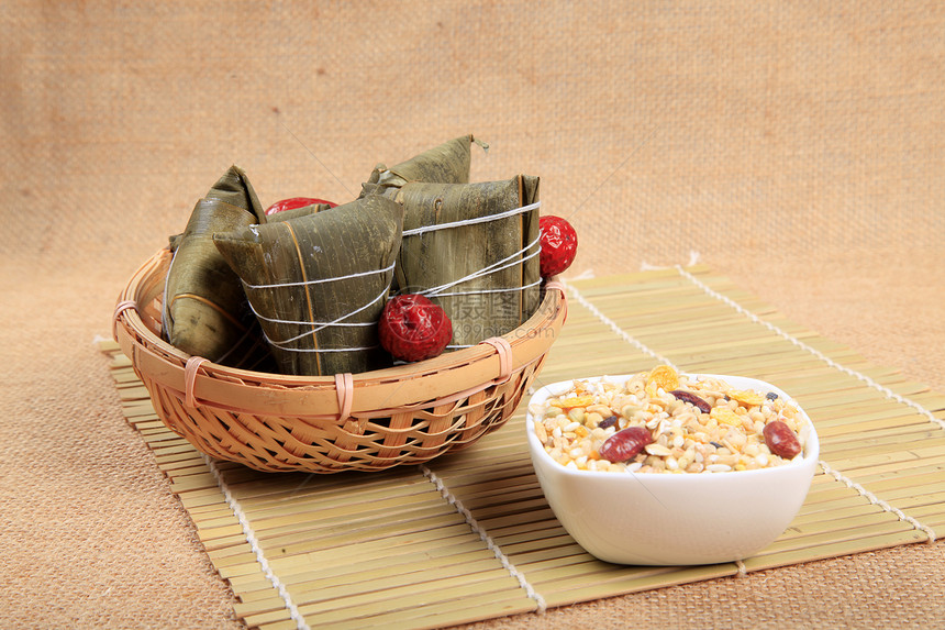 大米面料是传统食品由稻草叶包成的图片