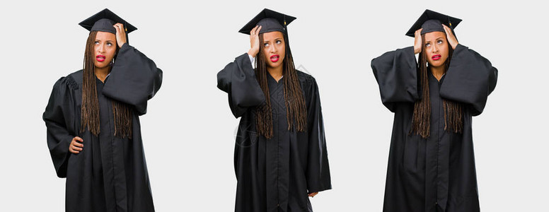 一组毕业的年轻黑人女子焦虑不图片