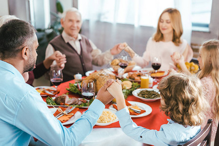 幸福的一家人在家吃感恩图片