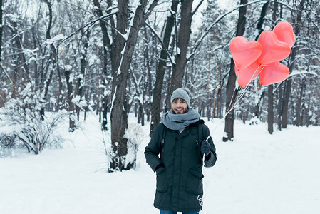 冬季公园中心形气球的年轻图片