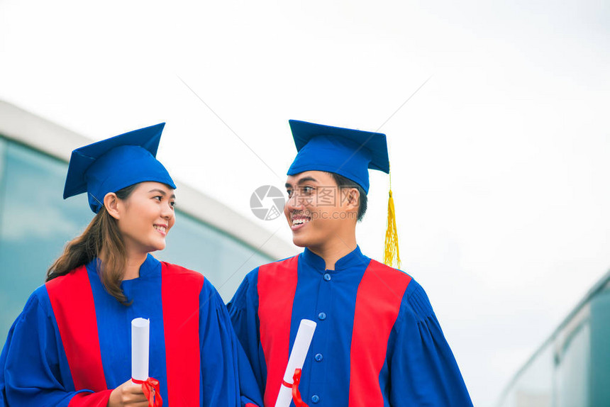 戴毕业帽子的学生互相图片