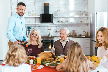 家里幸福的一家人在家一起吃感恩节晚餐而父图片
