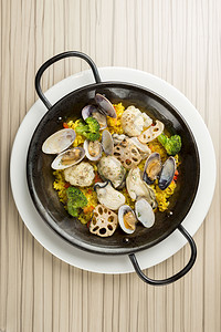 美味的海鲜和蔬菜海鲜饭图片