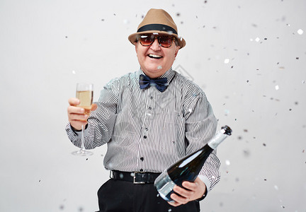 欢笑的人在聚会上用香槟敬酒图片