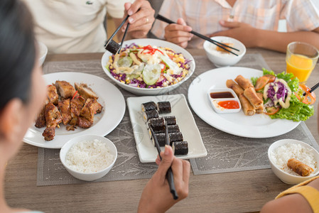 收紧吃传统亚洲食物的人有图片