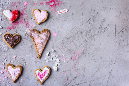 白裂开表面的情人节日甜心形状饼图片