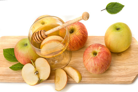 孤立的蜂蜜和成熟的新鲜苹果为RoshHashana背景图片