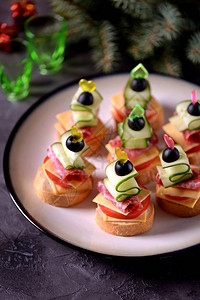 新年传统零食面包加奶酪香肠西红柿黄瓜和橄图片