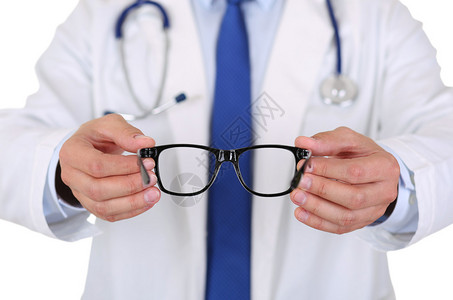 男医学生手给病人一副黑眼镜视力矫正眼科优秀视觉或眼镜店概念激图片