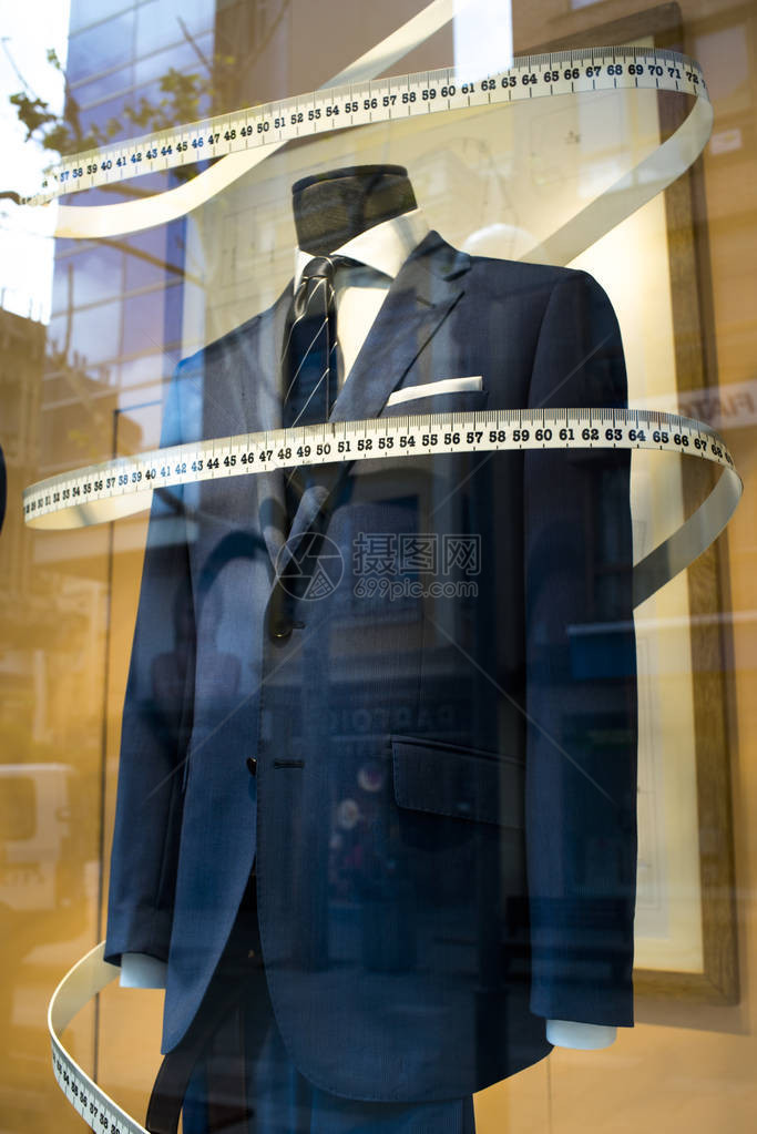 裁缝店的橱窗是用来量度定制的西装服店名人柜图片