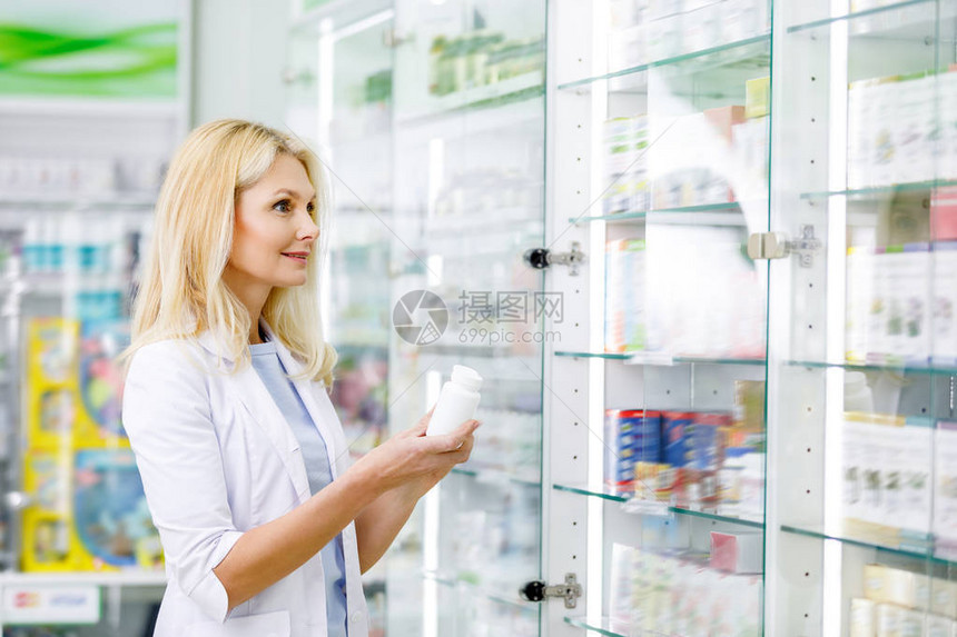 在药店装有药物的容器和药品的女药图片