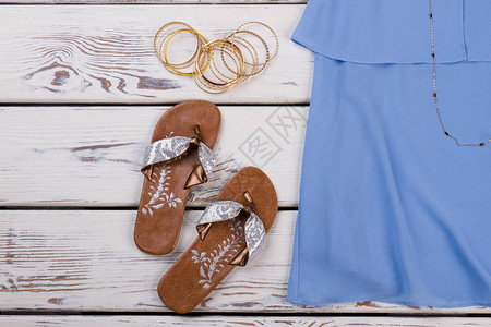 夏天的时装服现代西芬色衬衫拖鞋木图片