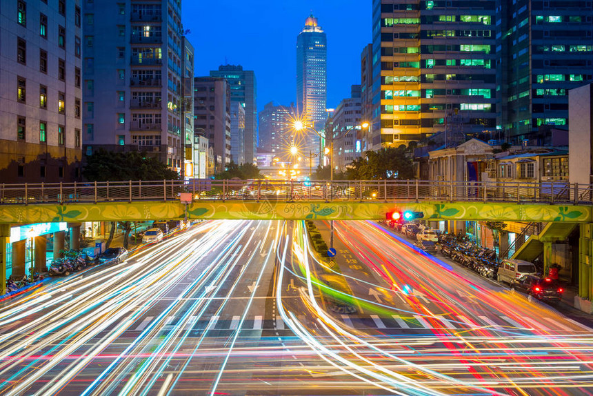 台北市夜景与交通小径图片