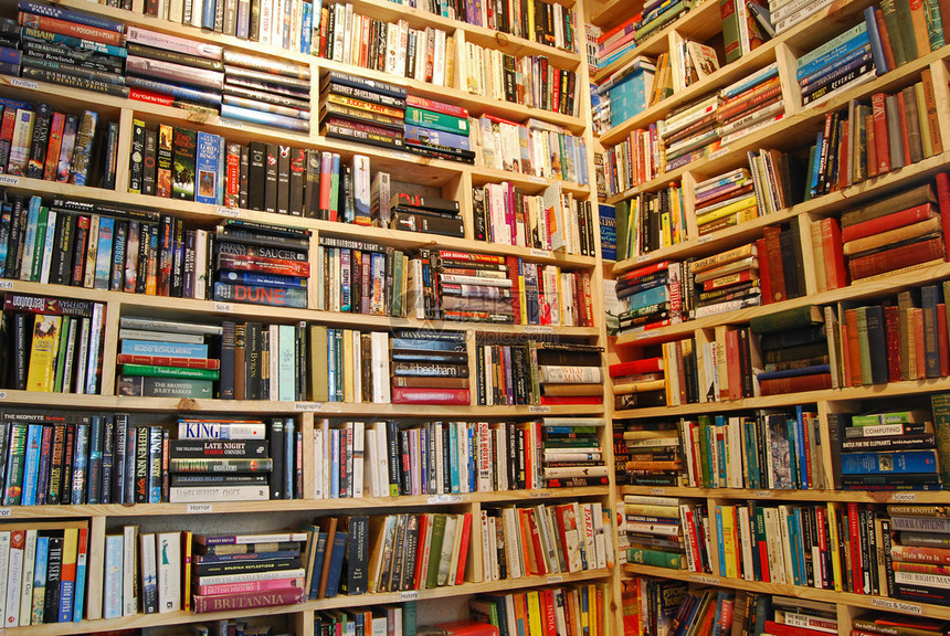 木林书架在书店的图片