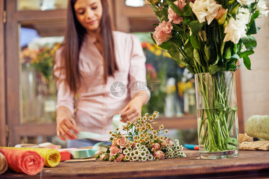 花香设计师在鲜花店与图片