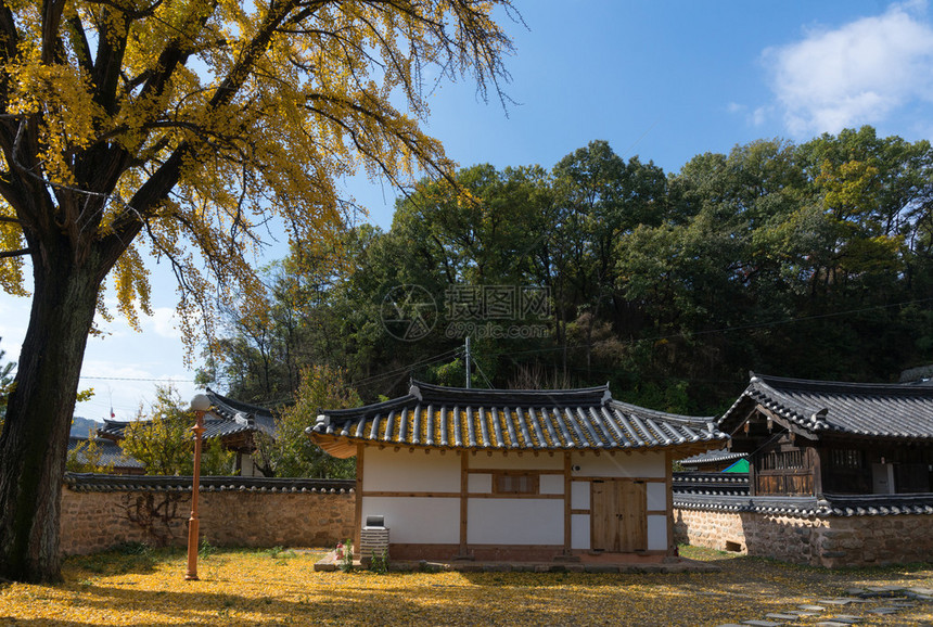 建筑以韩国传统汉诺克房屋为基础图片