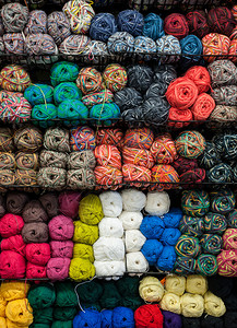 在工艺品店编织纱线颜色的球图片