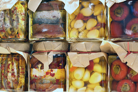 罐装典型意大利产品用大蒜和胡椒油腌制图片