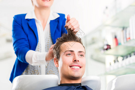 在美发店洗男人头发的女发型师图片