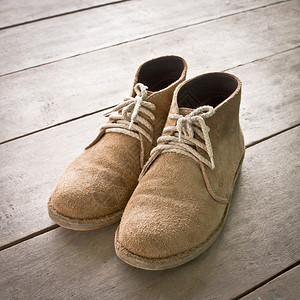 木头上的棕色靴子图片