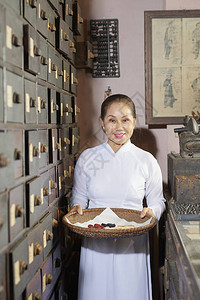 站在药店柜台时图片