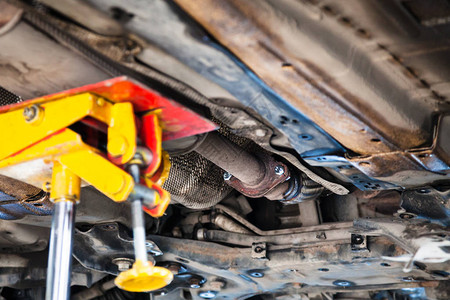 汽车间排气系统波纹消音器的修理在汽车排气管上组装新图片