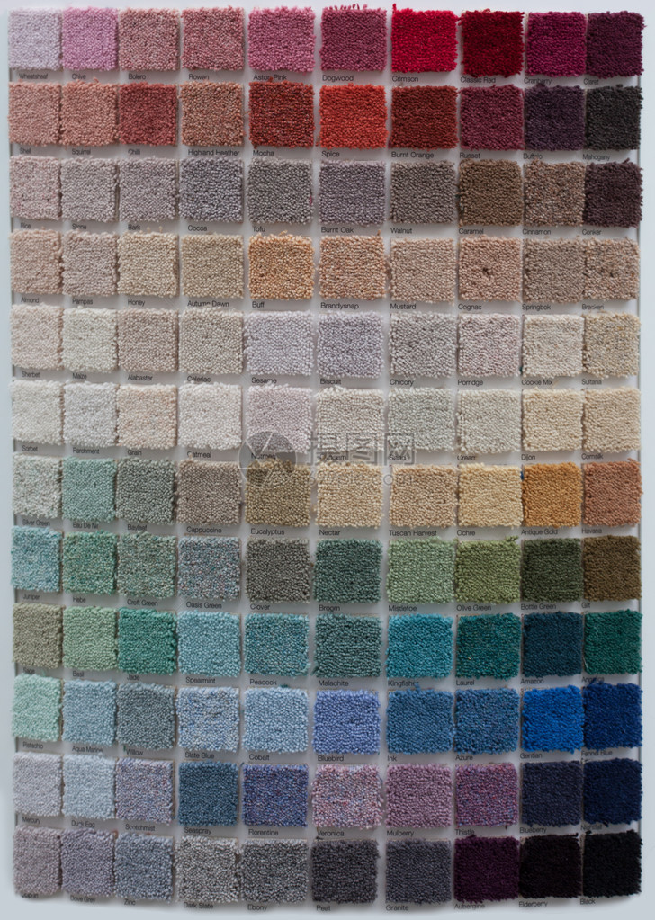 在覆盖频谱所有颜色的室内装饰店显示多个小平方地毯样图片