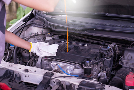 检查油层发动机维修汽车和修理汽车的图片