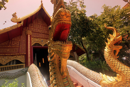 泰国北部清莱北部省清莱市老城区内的玉佛寺背景图片