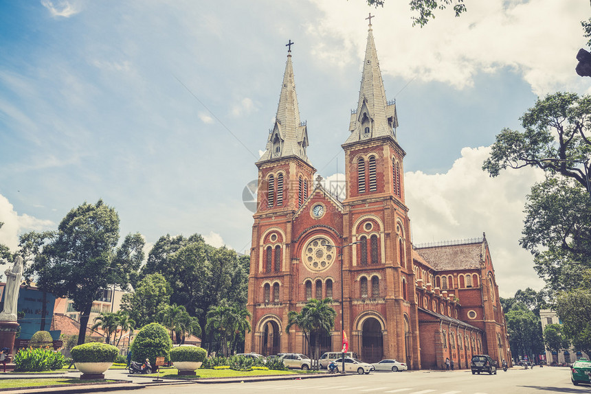 在越南巴西利卡市西贡NotreDameBasilica外使用的Vintag图片