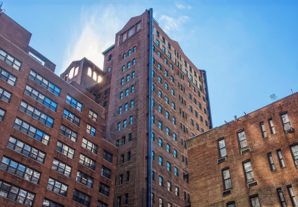 曼哈顿东区较旧的褐砂石公寓楼图片